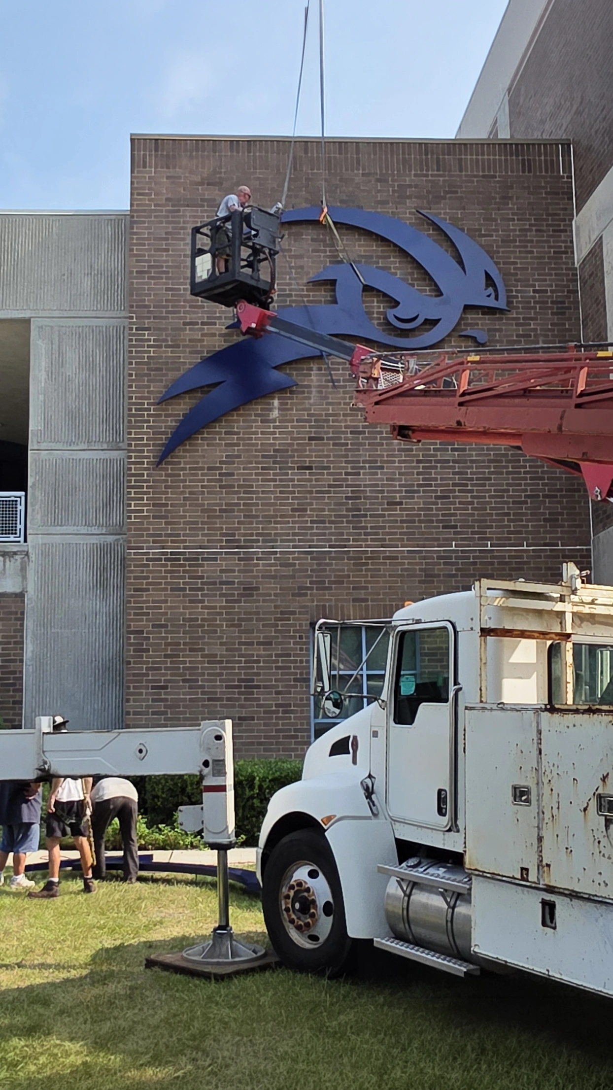 Dynamic Signs Unf Sign Installation Jacksonville Florida